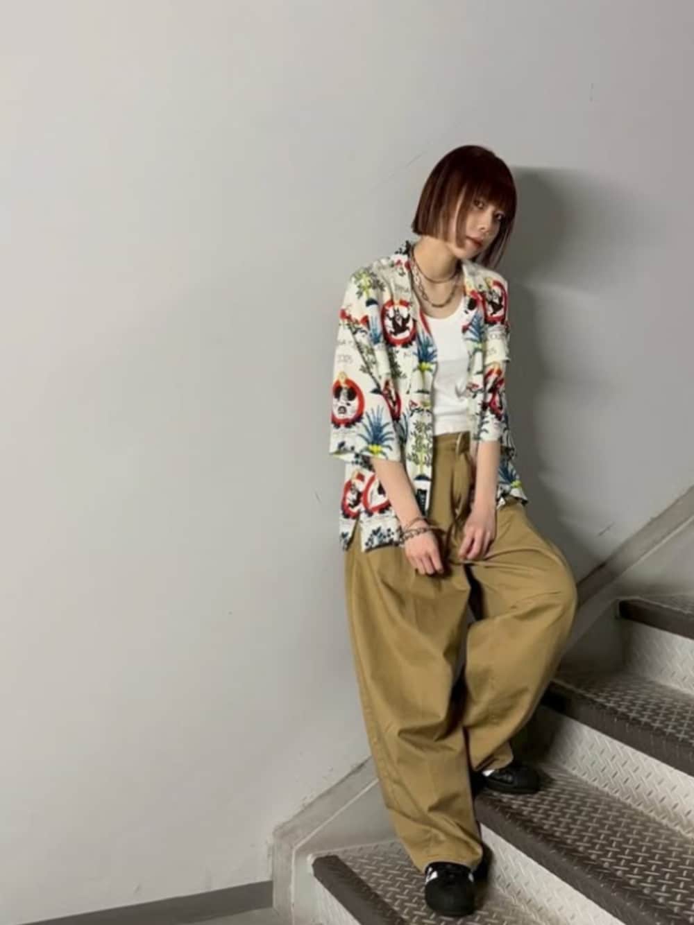 「RNA MEDIA、RNA、スタッフコーデ、25SS春の新作、カジュアル、パンツコーデ、ストリート、メンズライク、スポーツミックス、古着MIX、春コーデ、休日スタイル、夏コーデ、25SS夏の新作、リラックススタイル」｜「RNAのB2900 ツリープリントシャツ（シャツ/ブラウス、ホワイト系）」を使った、RNA MEDIA ZOZOTOWN STAFFさん（レディース・160cm）の春コーディネートの1枚目の写真