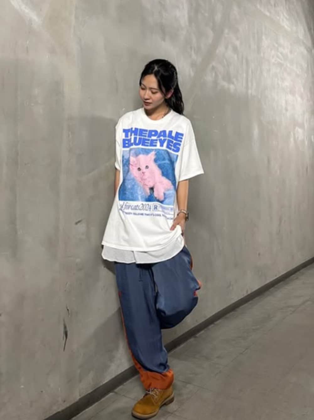 「RNA MEDIA、パンツスタイル、RNA、スタッフコーデ、夏コーデ、25AW秋の新作、スポーツミックス、メンズライク、ストリート、古着MIX、Tシャツ、夏服、夏ファッション、白Tシャツ」｜「RNAのR4368 スーベニアパンツ（その他パンツ、ブルー系）」を使った、RNA MEDIA ZOZOTOWN STAFFさん（レディース・161cm）の夏コーディネートの1枚目の写真