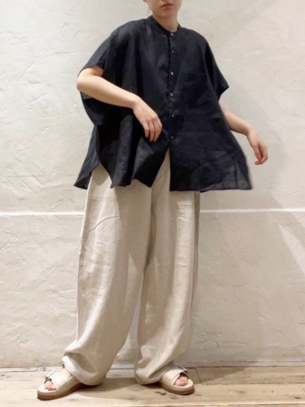 ホワイト系のその他パンツ、ベージュ系のサンダル、グレー系のシャツ/ブラウスを着用したレディースの夏コーディネートの1枚目の写真