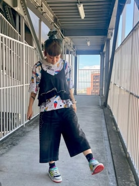 「RNA（アールエヌエー）のR4378 スタッズラインルーズカットレングスパンツ（デニムパンツ、ブラック系）」を使った、RNA MEDIA ZOZOTOWN STAFFさん（レディース・163cm）の夏コーディネート