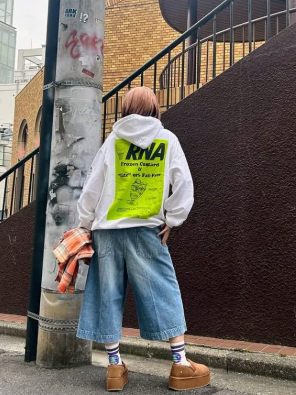 ブルー系のデニムパンツ、ホワイト系のパーカーを着用したレディースの秋コーディネートの1枚目の写真