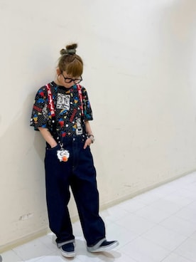 「RNA（アールエヌエー）のR4478 【PINKMOTEL】BIGサスペンダーパンツ（デニムパンツ、ブルー系）」を使った、RNA MEDIA ZOZOTOWN STAFFさん（レディース・163cm）の夏コーディネート