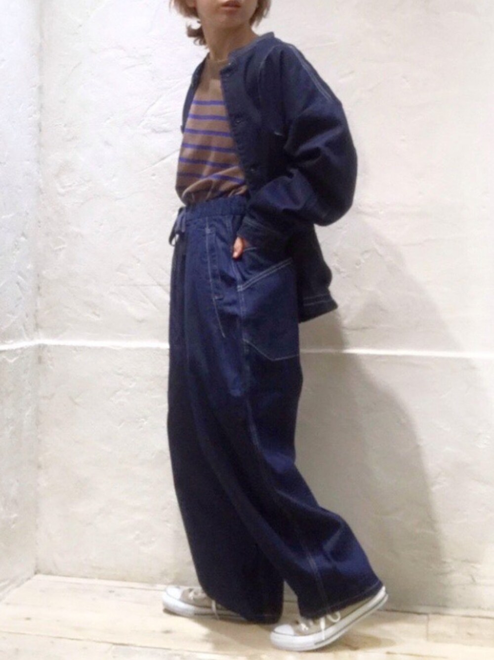 ブラウン系のTシャツ/カットソー、ブルー系のノーカラージャケット、ブルー系のデニムパンツを着用したレディースの冬コーディネートの1枚目の写真