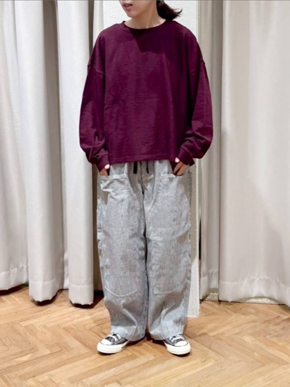 ホワイト系のデニムパンツ、レッド系のTシャツ/カットソーを着用したレディースの秋コーディネートの1枚目の写真