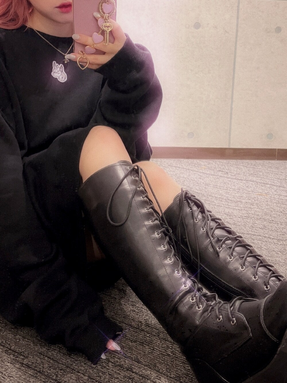 「大人コーデ、きれいめカジュアル、ブラックコーデ、ロングブーツ、トレーナー、ユニコーン、ブーツ、オーバーサイズ、厚底シューズ」｜「魔法企画のアイテム（トップス、ブラック系）」を使った、roll0423さん（レディース・154cm）の秋コーディネートの1枚目の写真