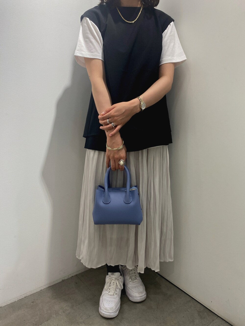 「URBAN RESEARCH、SENSEOFPLACE、RODE SKO、大人カジュアル、プリーツスカート」｜「RODE SKOのJASMIN マイクロエコレザーバッグ（ハンドバッグ、ブルー系）」を使った、amu46さん（レディース・162cm）の夏コーディネートの1枚目の写真
