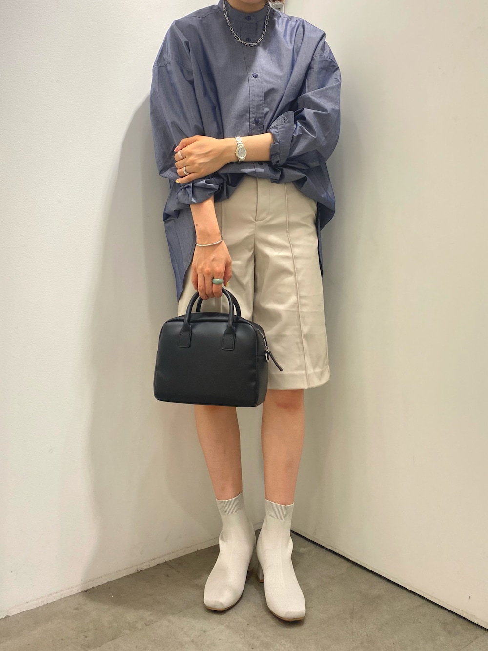 「URBAN RESEARCH、SENSEOFPLACE、RODE SKO、秋コーデ、オーバーシャツ、ハーフパンツ」｜「SENSE OF PLACE by URBAN RESEARCHのスリットスリーブシャンブレーシャツ（シャツ/ブラウス、ブルー系）」を使った、amu46さん（レディース・162cm）の夏コーディネートの1枚目の写真