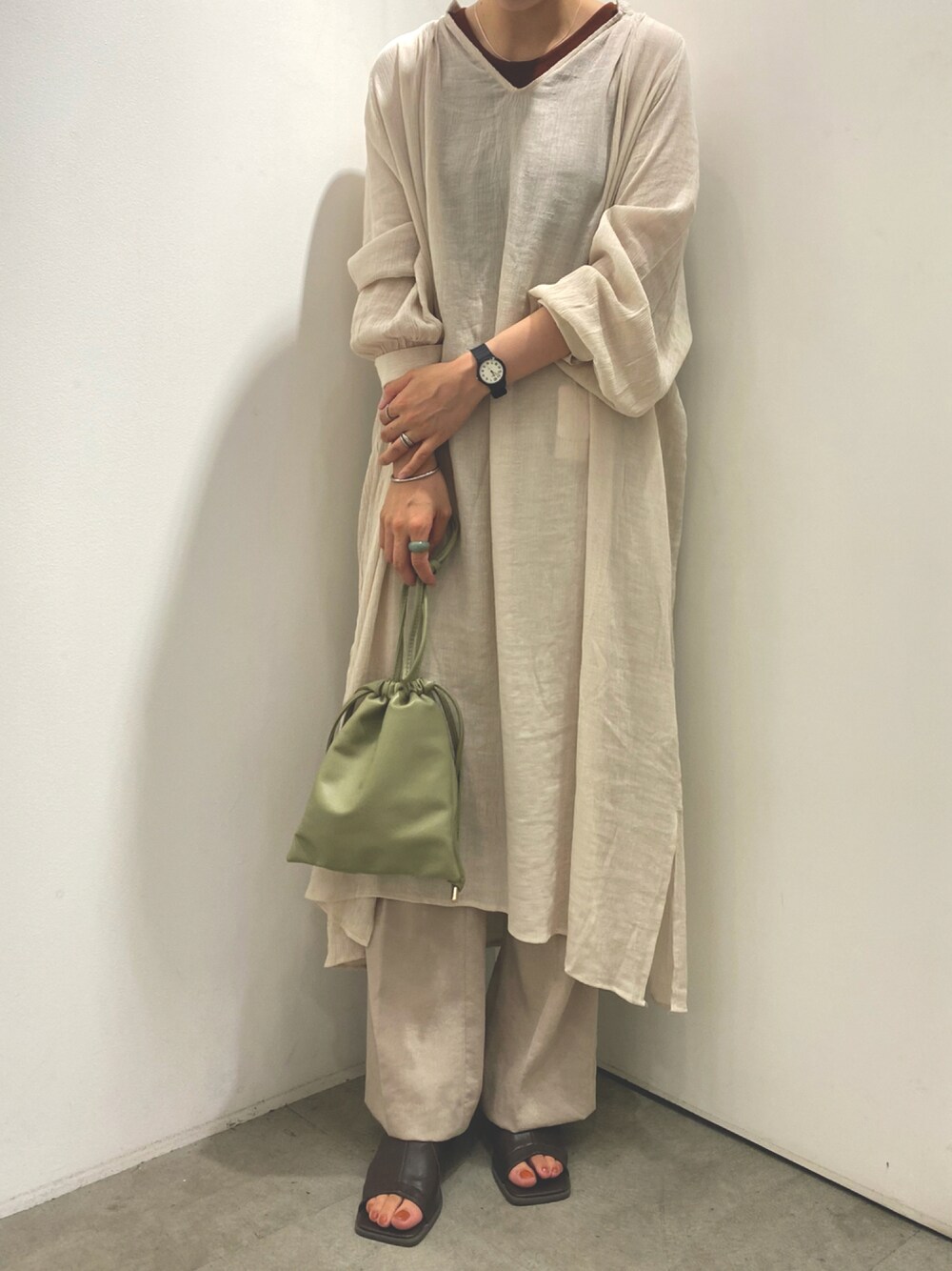 「SENSEOFPLACE、URBAN RESEARCH、SMELLY、カジュアル、フレアパンツ、ワンピース」｜「SENSE OF PLACE by URBAN RESEARCHのカルゼキックフレアパンツ（その他パンツ、ベージュ系）」を使った、amu46さん（レディース・162cm）の夏コーディネートの1枚目の写真
