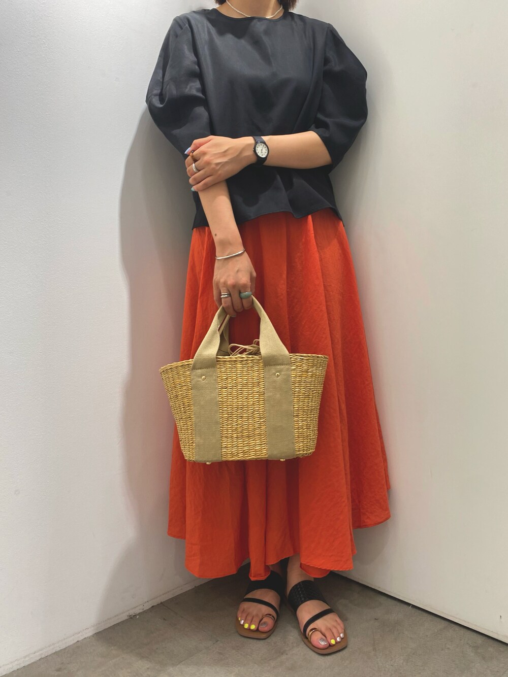 「URBAN RESEARCH、SENSEOFPLACE、SMELLY、RODE SKO、大人カジュアル、ヘムスカート、ブラウス、かごバッグ」｜「SENSE OF PLACE by URBAN RESEARCHのタックスリーブブラウス(5分袖)（シャツ/ブラウス、ブラック系）」を使った、amu46さん（レディース・162cm）の夏コーディネートの1枚目の写真