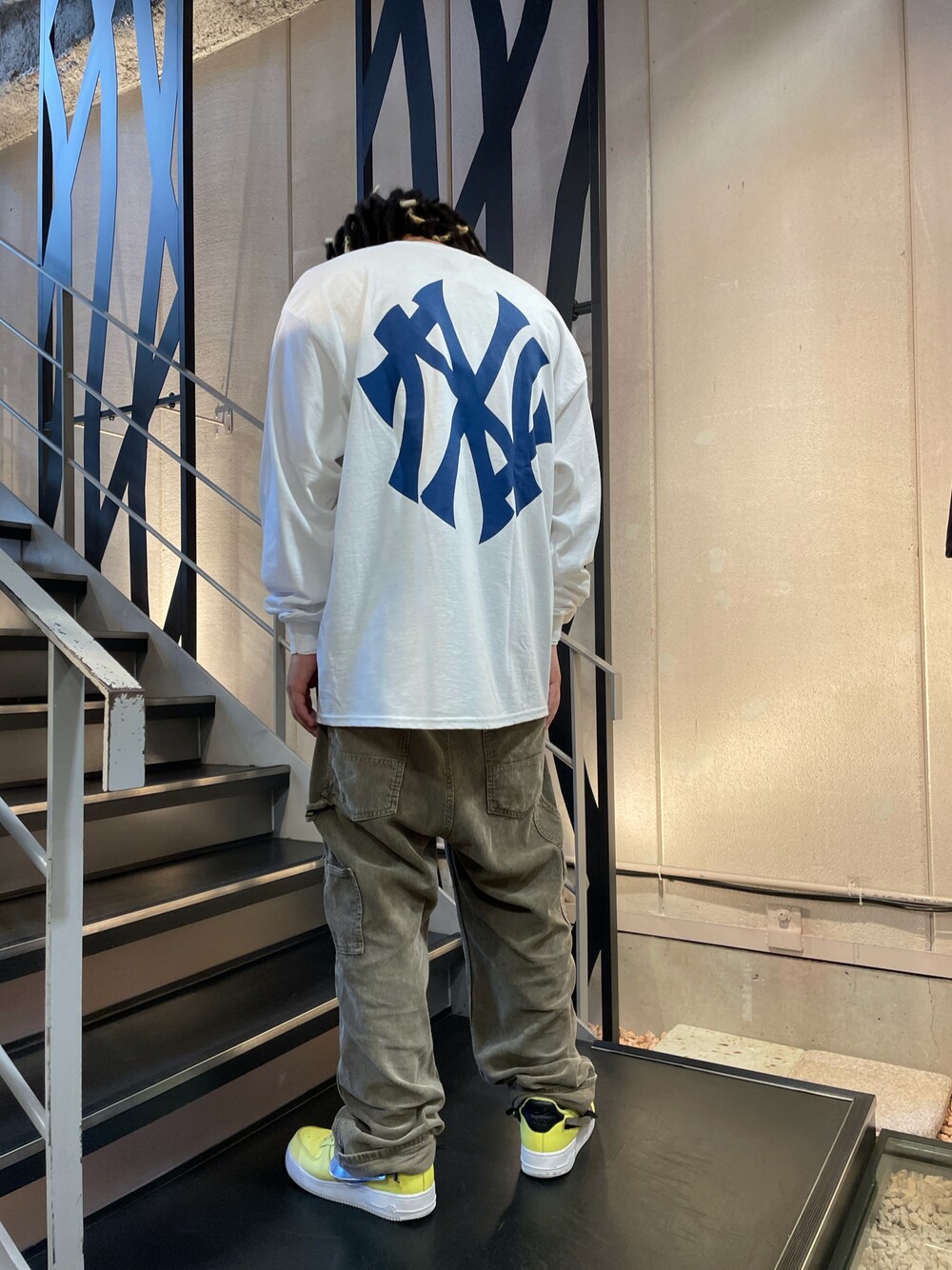 「ROYAL FLASH、カジュアル、ストリートMIX、ラフ、ストリート」｜「ROYAL FLASHの【別注】RequaL≡/リコール/Back Print LS TEE (WHTxNAVY)（Tシャツ/カットソー、ホワイト系）」を使った、kyuzenさん（メンズ・172cm）の秋コーディネートの1枚目の写真