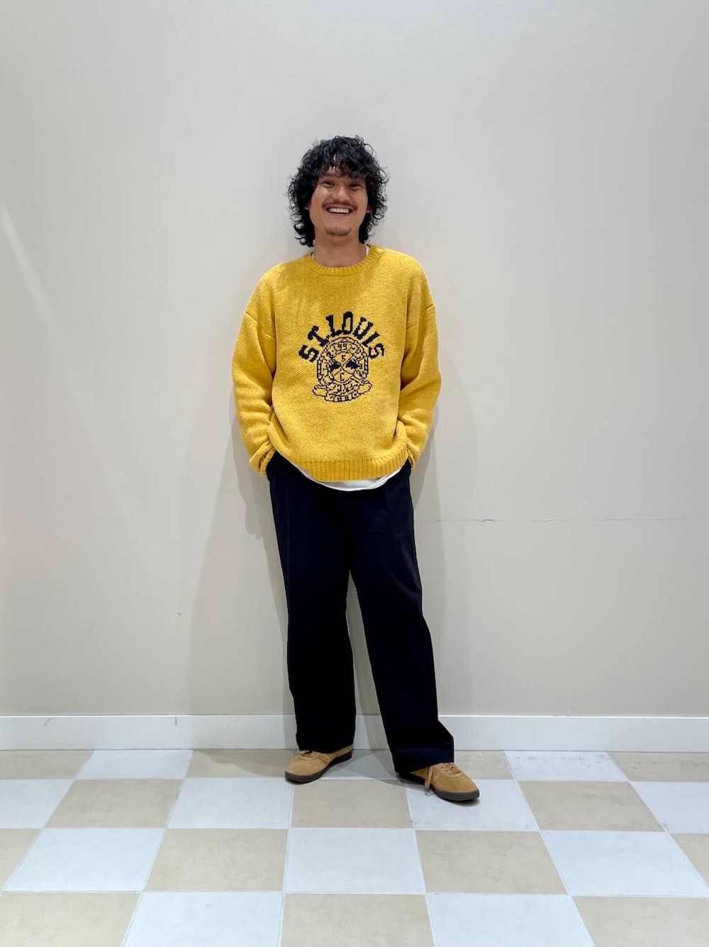 ブラック系のその他パンツ、イエロー系のニット/セーターを着用したメンズの秋コーディネートの1枚目の写真