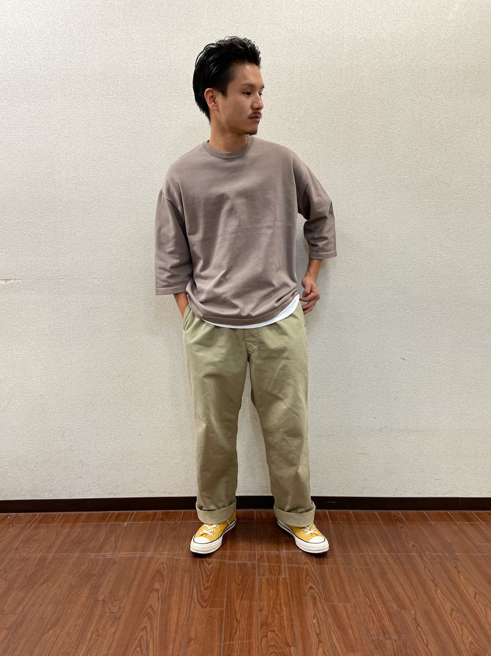 「秋服、秋のコーデ、シンプル、シンプルスタイル、ゆるコーデ、カジュアルコーデ、いいね、save、フォローお願いします🤑、コンバース、ベージュコーデ」｜「ITEMS URBANRESEARCHのマシンウォッシャブル 天竺ニットTシャツ（ニット/セーター、ベージュ系）」を使った、よねさん（メンズ・172cm）の秋コーディネートの1枚目の写真