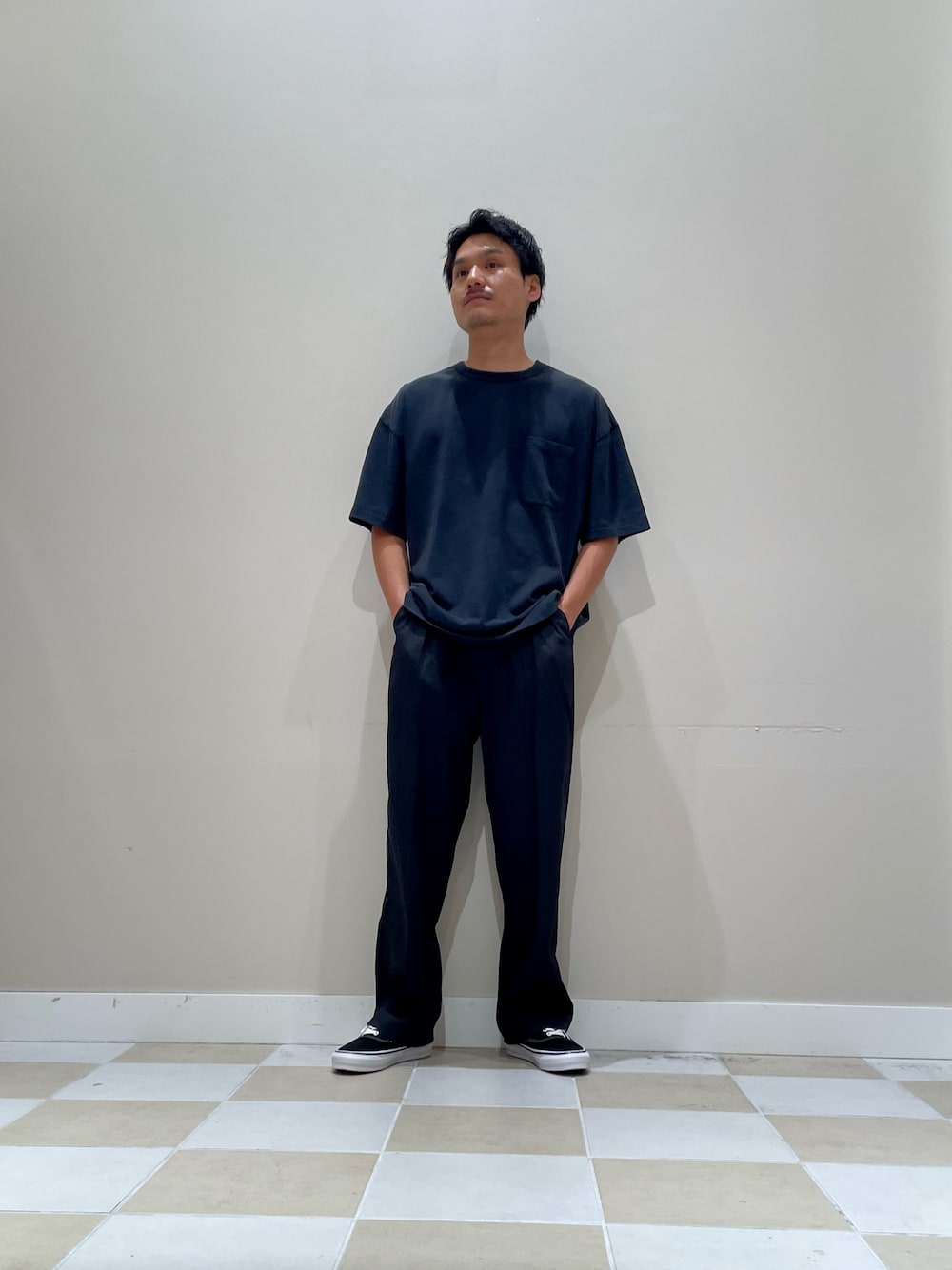 「シンプルスタイル、今日のコーデ、ゆるコーデ、シンプル、アーバンリサーチ」｜「ITEMS URBANRESEARCHのフェード加工クルーネック天竺ポケットTシャツ（Tシャツ/カットソー、ブラック系）」を使った、よねさん（メンズ・172cm）の夏コーディネートの1枚目の写真