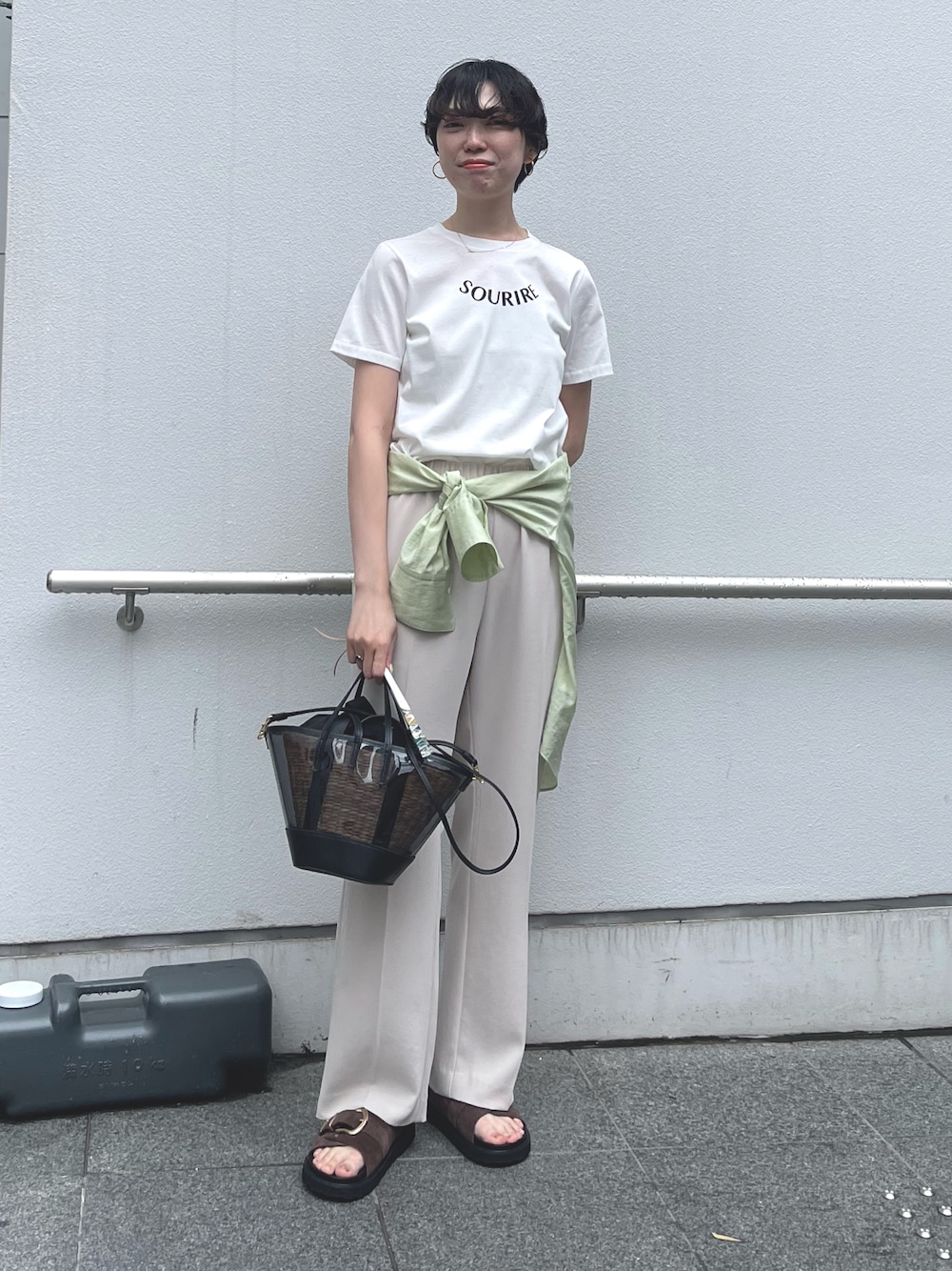 「シンプル、シンプルコーデ、大人カジュアル、きれいめカジュアル、キレイめ、オフィスカジュアル、Tシャツ、白Tシャツ、夏コーデ、お出かけコーデ、シャツ/ブラウス、骨格ウェーブ」｜「NOLLEY’S Sophiのウォッシャブルセミフレアイージーパンツ（その他パンツ、ベージュ系）」を使った、nol sachiさん（骨格ウェーブ・レディース・164cm）の夏コーディネートの1枚目の写真