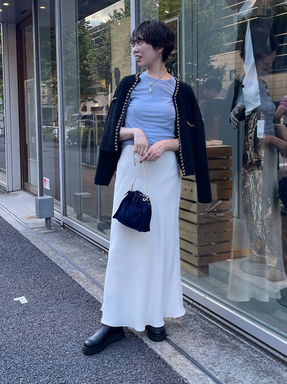 「シンプル、シンプルコーデ、きれいめカジュアル、キレイめ、カーディガン、お出かけコーデ、オトナカジュアル、ジャケット、ナロースカート、大人女子、秋冬コーデ、スカート、骨格ウェーブ」｜「NOLLEY’S SophiのシアーフライスロンT（Tシャツ/カットソー、ブルー系）」を使った、nol sachiさん（レディース・164cm）の秋コーディネートの1枚目の写真