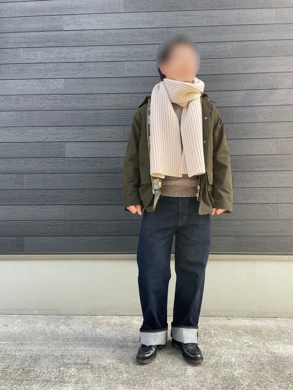 「休日コーデ、バブアー、パラブーツ、プチプラ、マルジェラ、ニット、革靴、マフラー、ストール、デニム」｜「GUのバギージーンズ（デニムパンツ、ブルー系）」を使った、N.Tさん（メンズ・169cm）の冬コーディネートの1枚目の写真