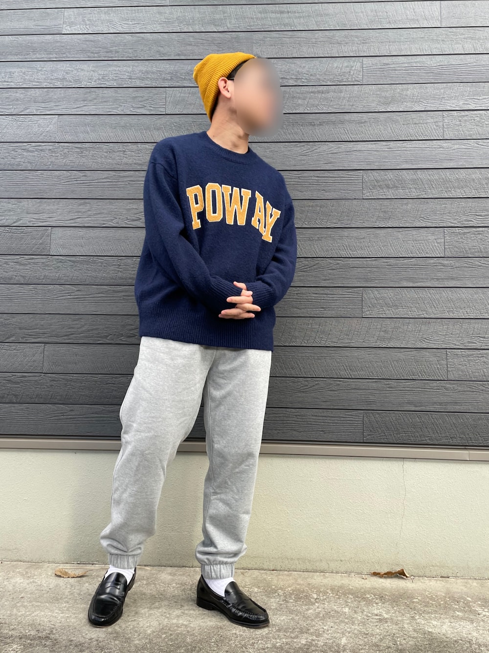「ニット帽、ニット、スウェット、スウェットパンツ、ローファー、シロソックス、ネイビー、イエロー、グレー、ブラック、カジュアルコーデ、レディース、ユニセックス、ビッグシルエット、冬を彩る色いろコーデ」｜「niko and...のオリジナルカラーリブニットワッチ（ニットキャップ/ビーニー、イエロー系）」を使った、N.Tさん（メンズ・169cm）の冬コーディネートの1枚目の写真