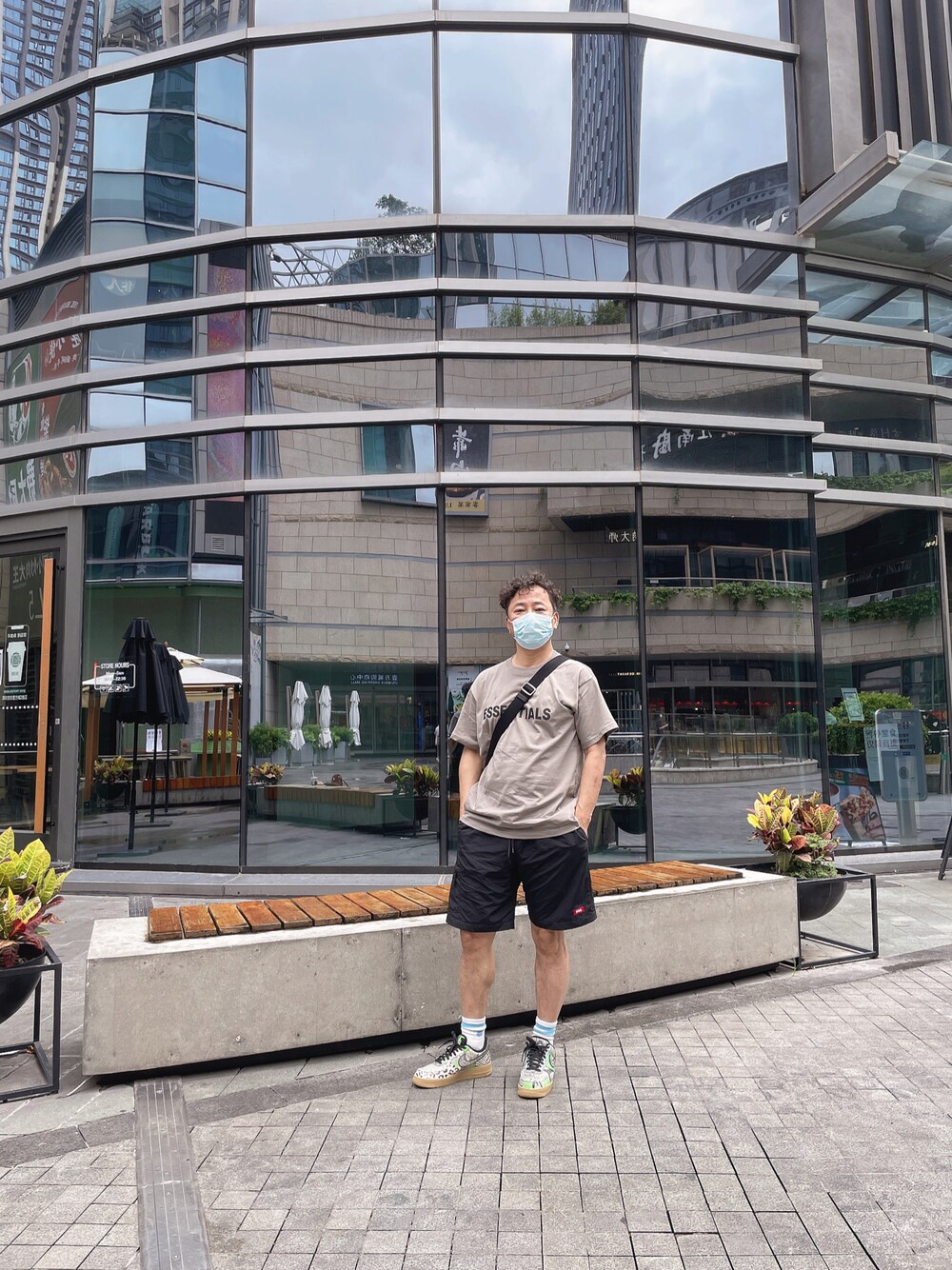 「Cafe」｜「FOG ESSENTIALSのアイテム（Tシャツ/カットソー、ブラウン系）」を使った、yamchabaseさん（メンズ・169cm）の夏コーディネートの1枚目の写真
