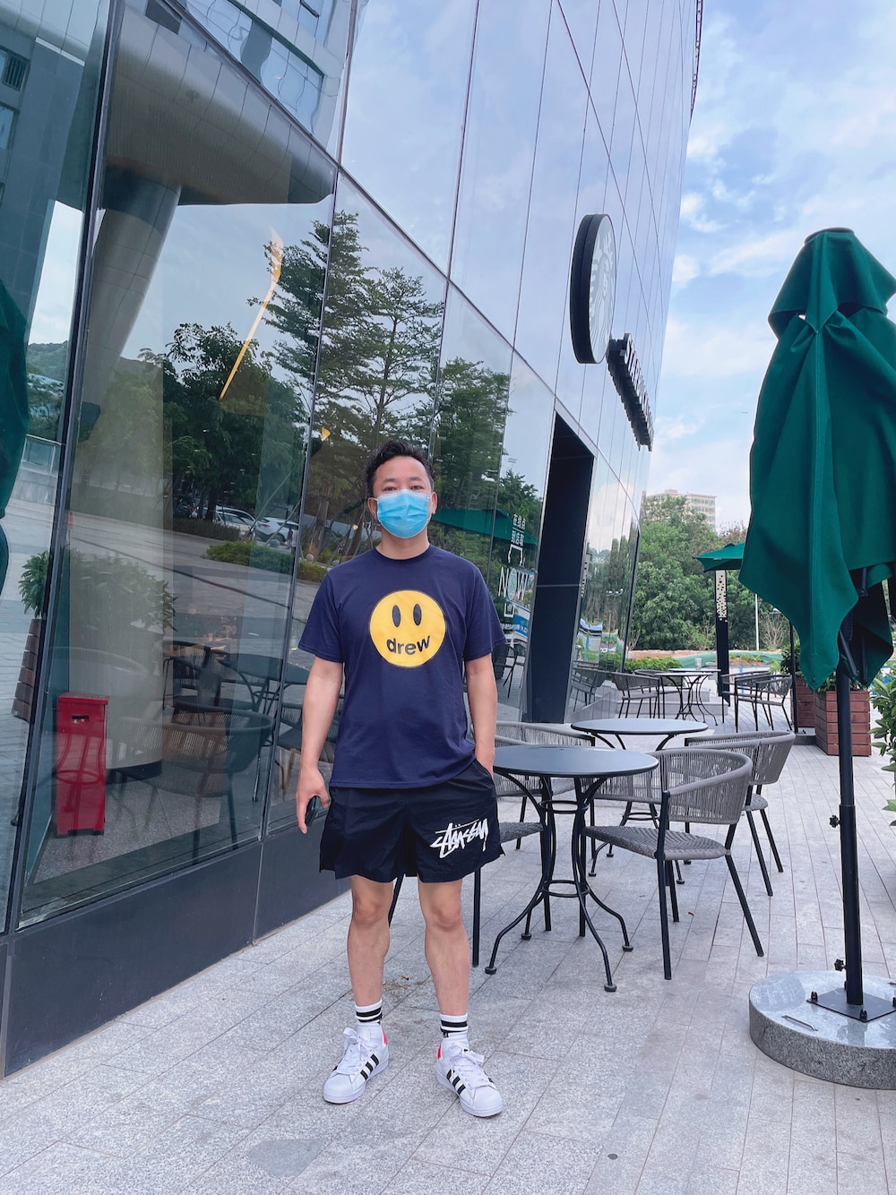 「cafe」｜「drewのアイテム（Tシャツ/カットソー、ブルー系）」を使った、yamchabaseさん（メンズ・169cm）の夏コーディネートの1枚目の写真