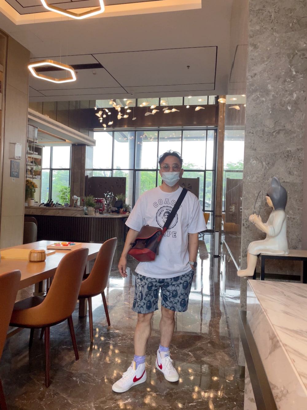 「HOTEL」｜「COACHのアイテム（その他パンツ、ブルー系）」を使った、yamchabaseさん（メンズ・169cm）の夏コーディネートの1枚目の写真
