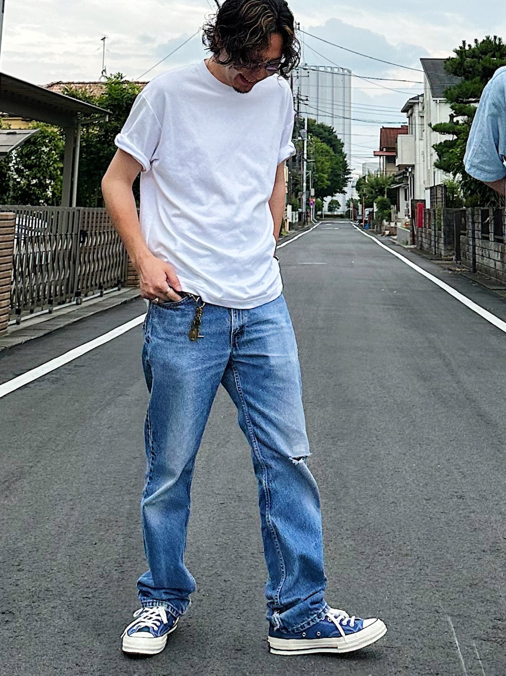 「シンプルスタイル、初夏コーデ、メンズファッション、白Tシャツ、Tシャツ、大人カジュアル、デニムパンツ、ジーパン、スニーカー、アメカジ、アラサー、シンプル、シンプルコーデ、UNIQLO、ユニクロ」｜「UNIQLOのアイテム（トップス、ホワイト系）」を使った、kabatakuさん（メンズ・174cm）の夏コーディネートの1枚目の写真