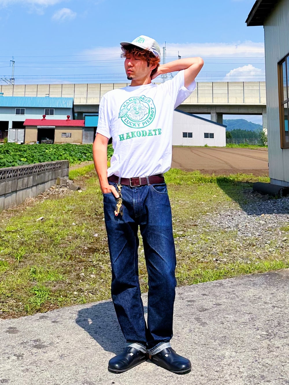 「夏コーデ、夏だ！Tシャツ着よう！、ラッキーピエロ、白Tシャツ、Tシャツ、Tシャツ×デニム、デニムパンツ、デニム、キャップ、ストレートデニム、シンプルコーデ、オトナカジュアル、カジュアルコーデ、メンズコーデ、大人カジュアル」｜「UNIQLOのアイテム（デニムパンツ、ブルー系）」を使った、kabatakuさん（メンズ・174cm）の夏コーディネートの1枚目の写真