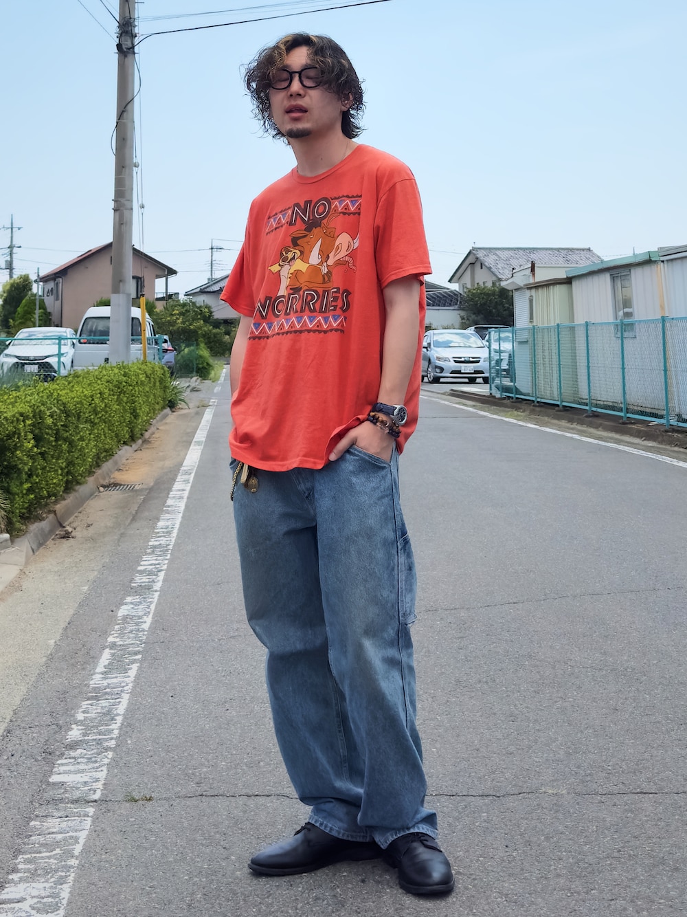 「夏コーデ、休日スタイル、お出かけコーデ、シンプル、オトナカジュアル、Ｔシャツ、初夏コーデ、古着、ペインターパンツ、デニム、革靴、キャラT、Tシャツ、ビッグシルエット、オーバーサイズ」｜「Levi'sのアイテム（デニムパンツ、ブルー系）」を使った、kabatakuさん（メンズ・174cm）の夏コーディネートの1枚目の写真