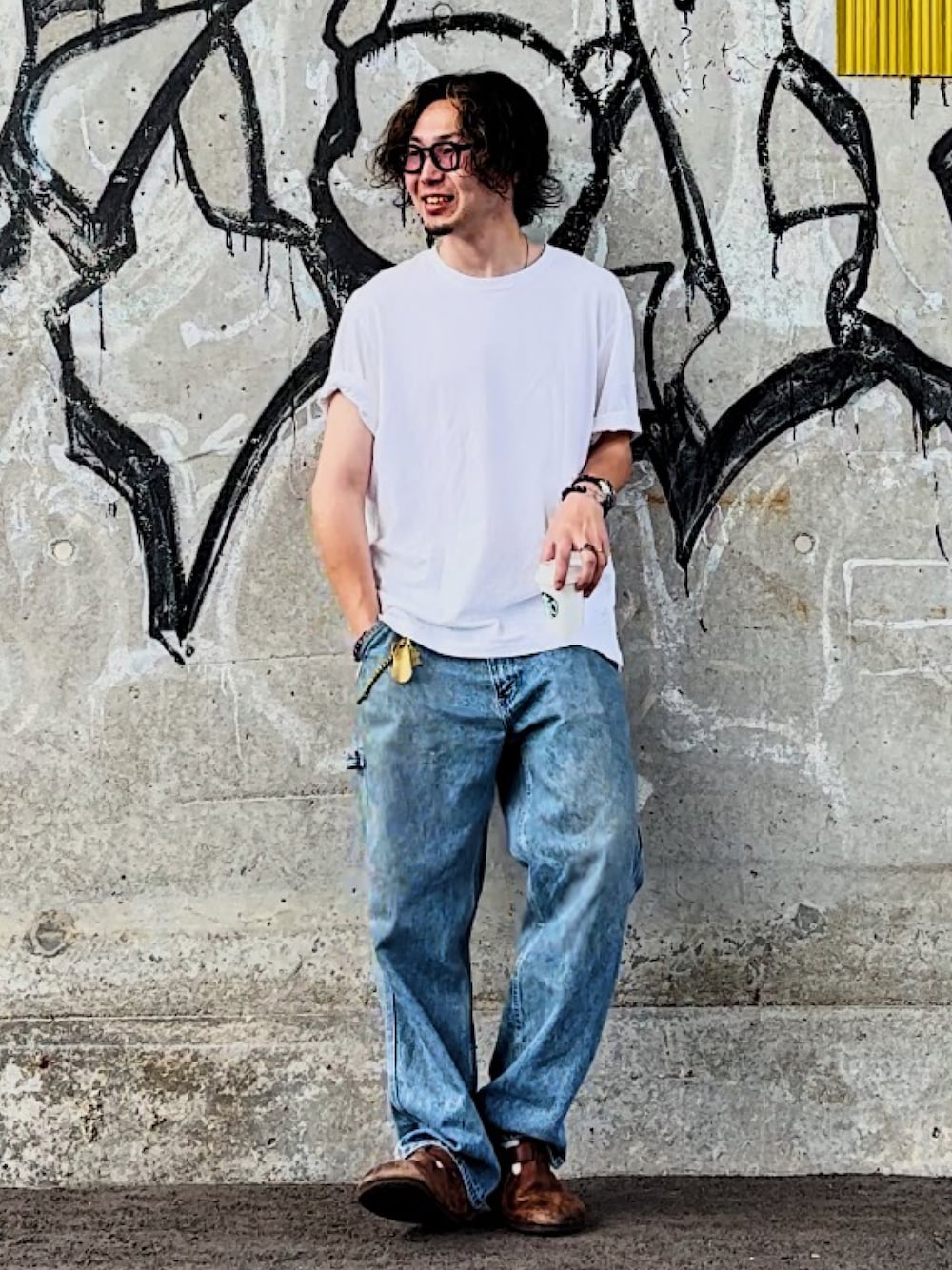 「夏コーデ、白Tシャツ、Tシャツ、Tシャツ×デニム、ビルケンシュトック、リーバイス、ペインターパンツ、ユニクロ、UNIQLO、Levi's、ワイドパンツ、サンダル、休日スタイル、大人コーデ、夏だ！Tシャツ着よう！」｜「Levi'sのアイテム（デニムパンツ、ブルー系）」を使った、kabatakuさん（メンズ・174cm）の夏コーディネートの1枚目の写真