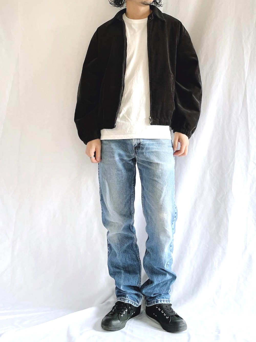 「505、デニム、デニムパンツ、ジーンズ、ジーパン、リーバイス、Levi's、シンプルコーデ、カジュアル、オトナカジュアル、シンプル、ラフ、大人コーデ、コーデュロイ、黒」｜「UNIQLOのアイテム（ジャケット/アウター、ブラック系）」を使った、kabatakuさん（メンズ・174cm）の秋コーディネートの1枚目の写真