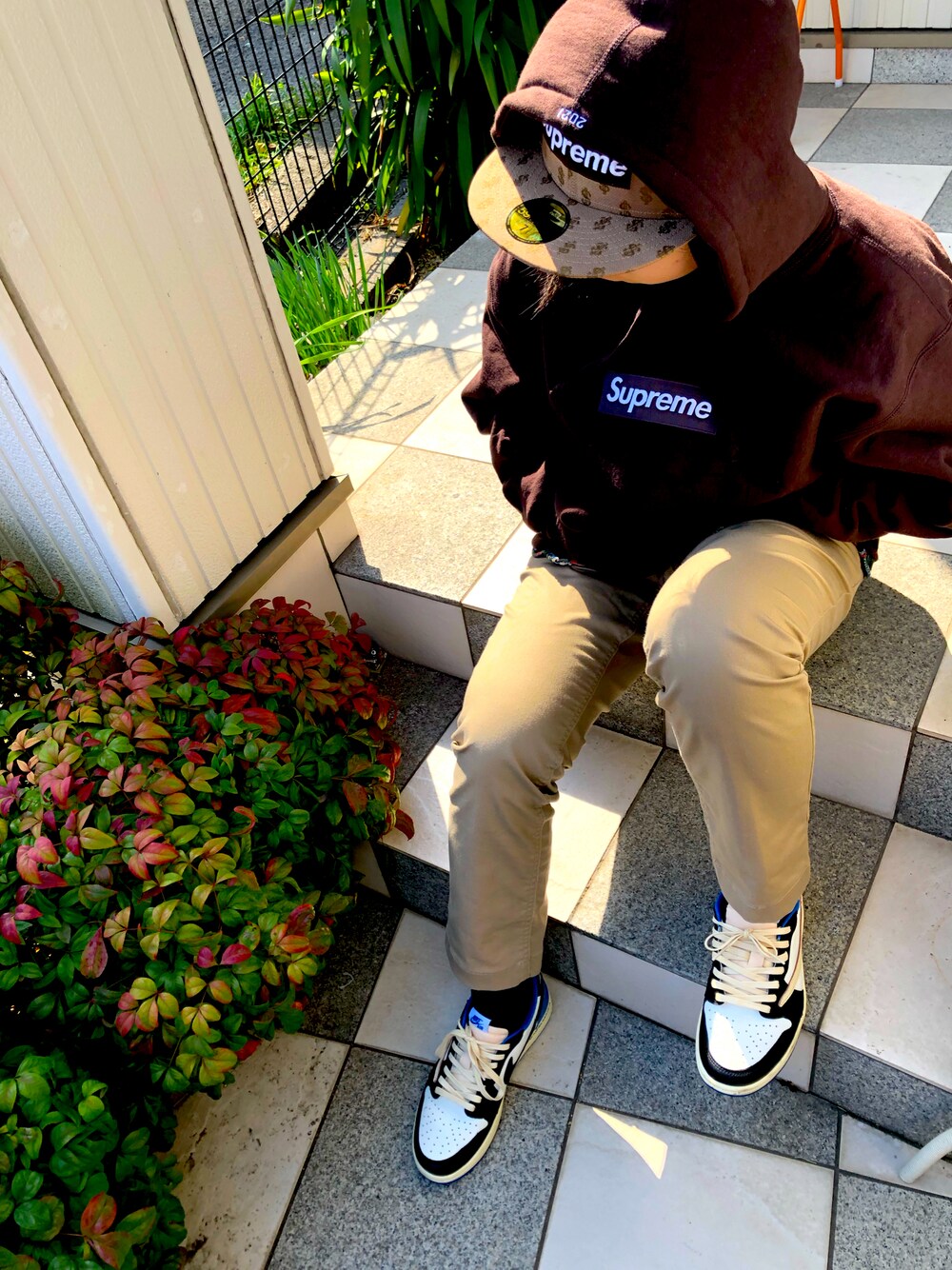Supreme のパーカー（ブラウン系）を使ったレディース人気ファッション 