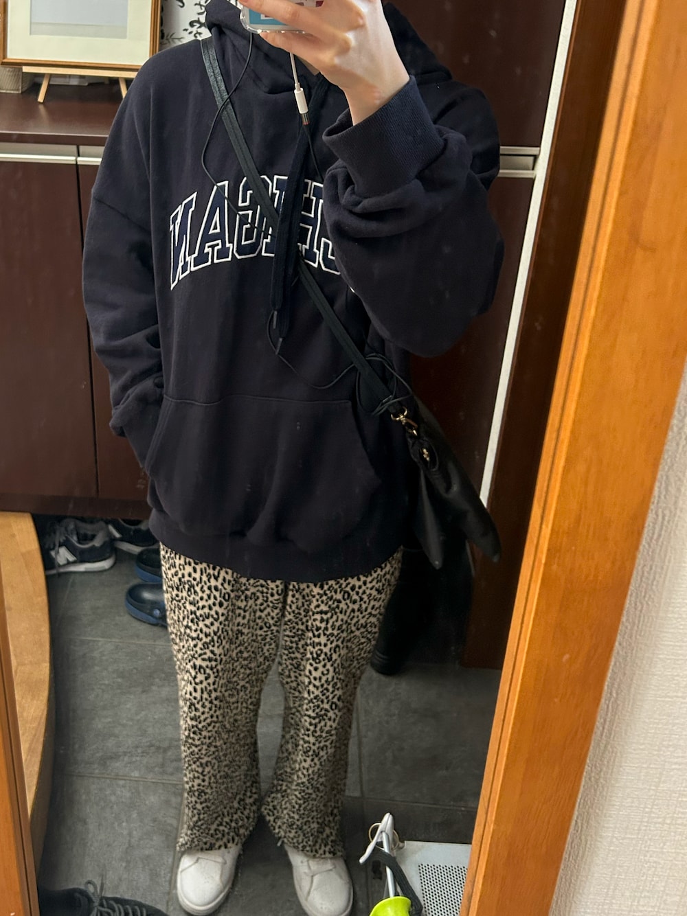「春コーデ、春服コーデ、オトナカジュアル、休日コーデ、シンプルコーデ、レオパード柄、春服デビュー宣言、パーカー、プリーツパンツ」｜「wee9sの"osaka" leopard pleats pants / セルフカット可能なレオパードプリーツパンツ（スウェットパンツ、ホワイト系）」を使った、ホットサンドさん（レディース・161cm）の春コーディネートの1枚目の写真