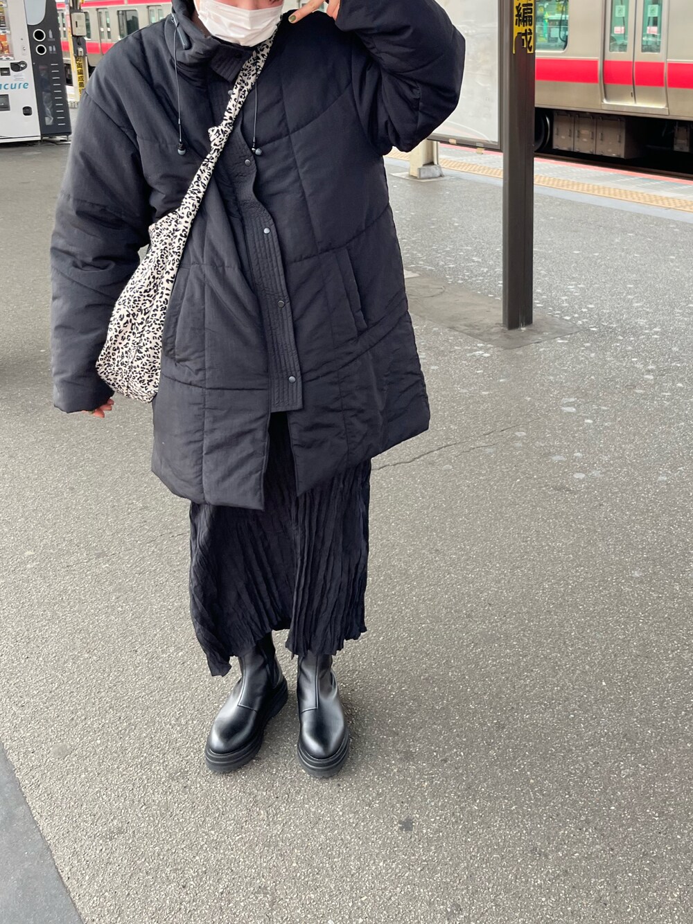 「今日のコーデ、スカートスタイル、ブラック、ダウンジャケット」｜「Aunt Marie'sのダウンライク中綿ショートコート 撥水加工 / ウォッシャブル（ダウンジャケット/コート、ブラック系）」を使った、ホットサンドさん（レディース・161cm）の春コーディネートの1枚目の写真