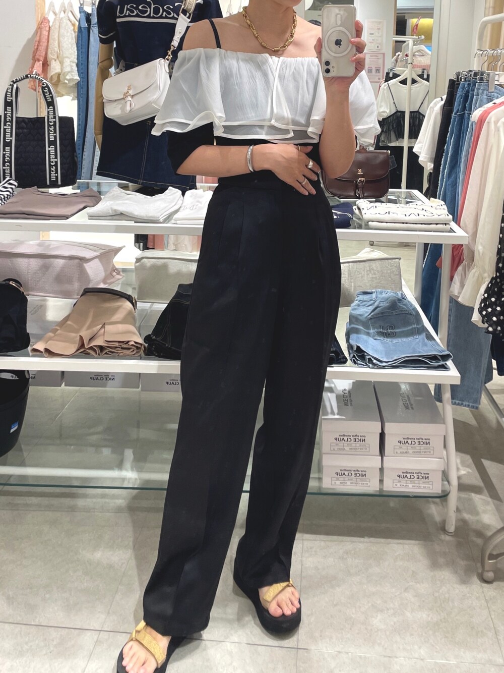 「モノトーンコーデ、セットアップスタイル、スラックス、ハイウエストパンツ、オフショル、フリルトップス、襟付きトップス、one after another NICE CLAUP、骨格ナチュラル、高身長女子、イエベ秋、サンダル、ママコーデ、teva」｜「one after another NICE CLAUPのセットアップで着られる/美却スラックスパンツ（スラックス、ブラック系）」を使った、miguさん（レディース・164cm）の夏コーディネートの1枚目の写真