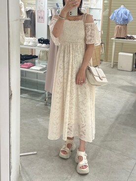 「one after another NICE CLAUP(ワンアフターアナザーナイスクラップ)の【2way着用】シャーリングフレアワンピース(ワンピース、ホワイト系)」を使った、miguさん(レディース・164cm)の夏コーディネート