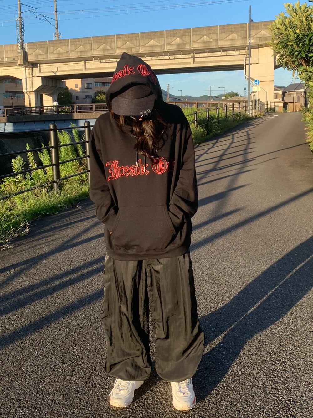 「パーカー、ブラックコーデ、秋冬コーデ、ストリート、韓国ストリート、オーバーサイズ、メンズライク、ootd、いいね、save、フォローお願いします🤑」｜「SITRYのold england patch logo sweat shirt/オールドイングランド ワッペン ロゴ スウェットシャツ（スウェット、ブラック系）」を使った、Juriさん（レディース・154cm）の秋コーディネートの1枚目の写真