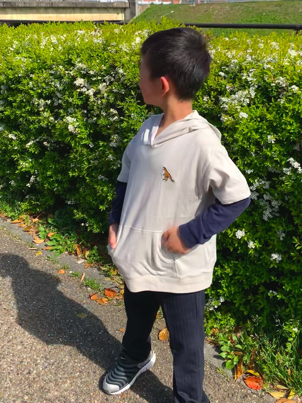 「はるコーデ、petit main、プティマイン、トップス、小学生、男の子、キッズコーデ、120cm、小学生コーデ、NIKE、スニーカー」｜「petit mainの#春コーデ #petitmain #プティマイン #トップス #パーカー #hoodie #男の子 #小学生 #コーデ（トップス、グレー系）」を使った、youtaさん（キッズ・120cm）の春コーディネートの1枚目の写真