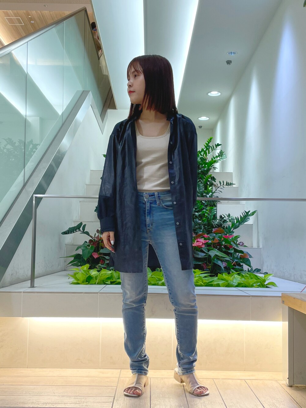 「カジュアル、カジュアルコーデ、大人カジュアル、休日スタイル、休日コーデ、シャツスタイル、デニム、レザー、ブラック、骨格ウェーブ、秋服準備はじめました、低身長、低身長コーデ、パンツスタイル、シャツ」｜「KATHARINE ROSSの【KATHARINE ROSS】人気店スタッフが考えた！脇汗さよならサラリストタンクトップ2（タンクトップ、ベージュ系）」を使った、shigek3さん（レディース・148cm）の夏コーディネートの1枚目の写真