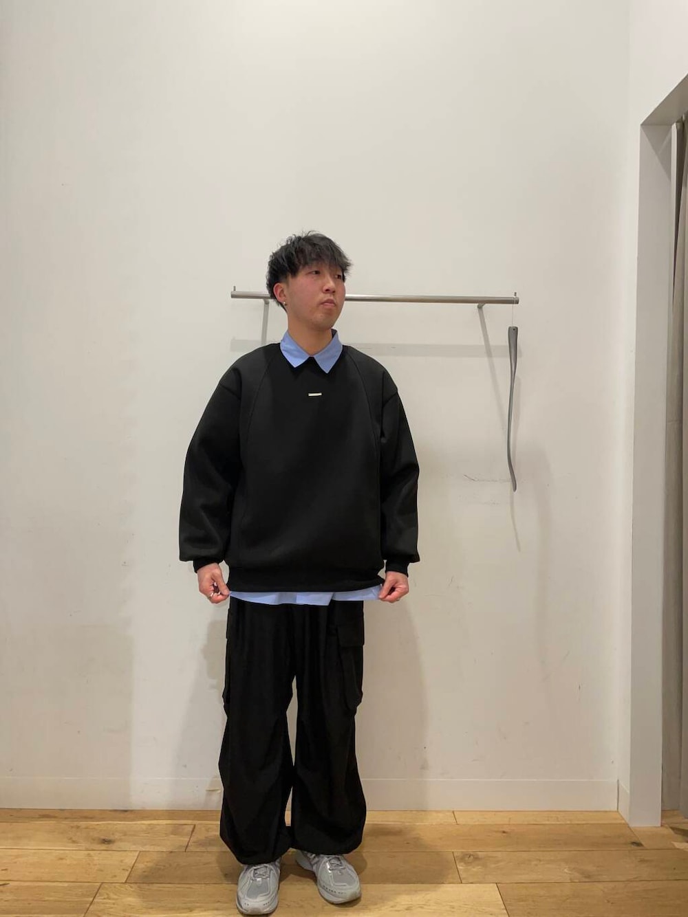 「シャツ、ワイドパンツ、カジュアル、モノトーン、カジュアルコーデ、スウェット、カーゴパンツ、ブラック、senseofplace、モノトーンコーデ、ブラックコーデ、スウェットコーデ、ワイドパンツコーデ、カーゴパンツコーデ、ワイドカーゴ」｜「SENSE OF PLACE by URBAN RESEARCHの『ユニセックス』『セットアップ対応』ワイドカーゴパンツ（カーゴパンツ、ブラック系）」を使った、yu-goさん（メンズ・171cm）の冬コーディネートの1枚目の写真