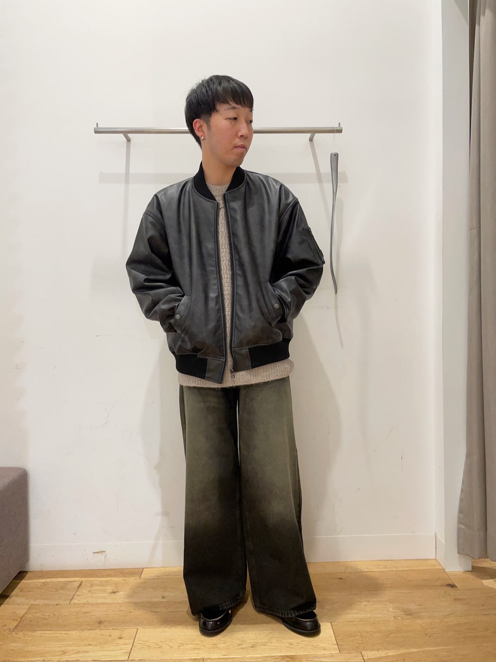 「僕と私の推しニット、ニツト、MA-1、デニム、ヴィンテージライク、ヴィンテージ、ブラック、ブラックコーデ、ブラックデニム」｜「SENSE OF PLACE by URBAN RESEARCHのヴィンテージライクMA-1（MA-1、ブラック系）」を使った、yu-goさん（メンズ・171cm）の秋コーディネートの1枚目の写真