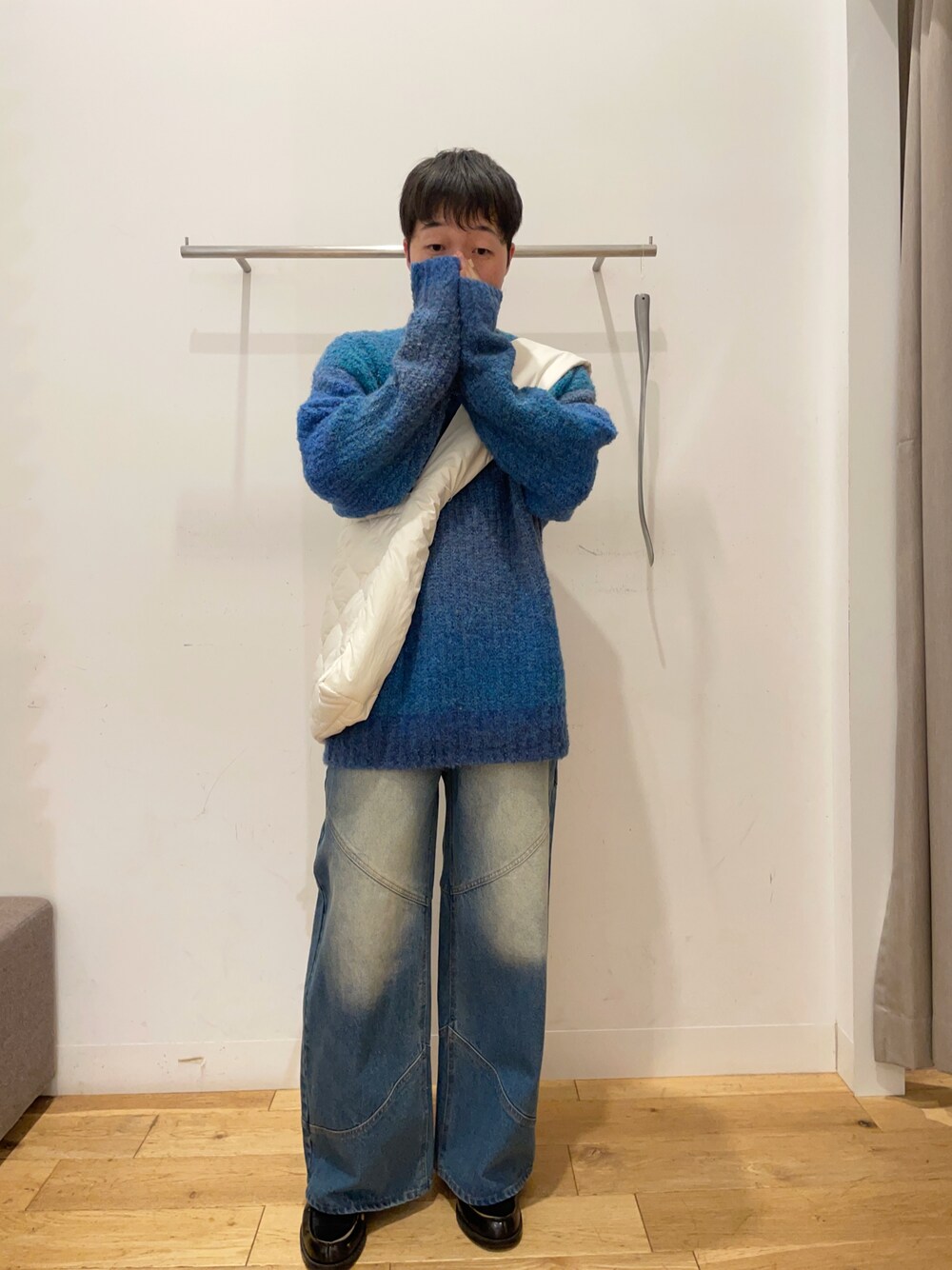 「僕と私の推しニット、ニット、デニム、ニットコーデ、デニムコーデ、カジュアル、カラーコーデ、ショルダーバッグ」｜「SENSE OF PLACE by URBAN RESEARCHのラウンドパネルワイドデニム（デニムパンツ、ブルー系）」を使った、yu-goさん（メンズ・171cm）の秋コーディネートの1枚目の写真