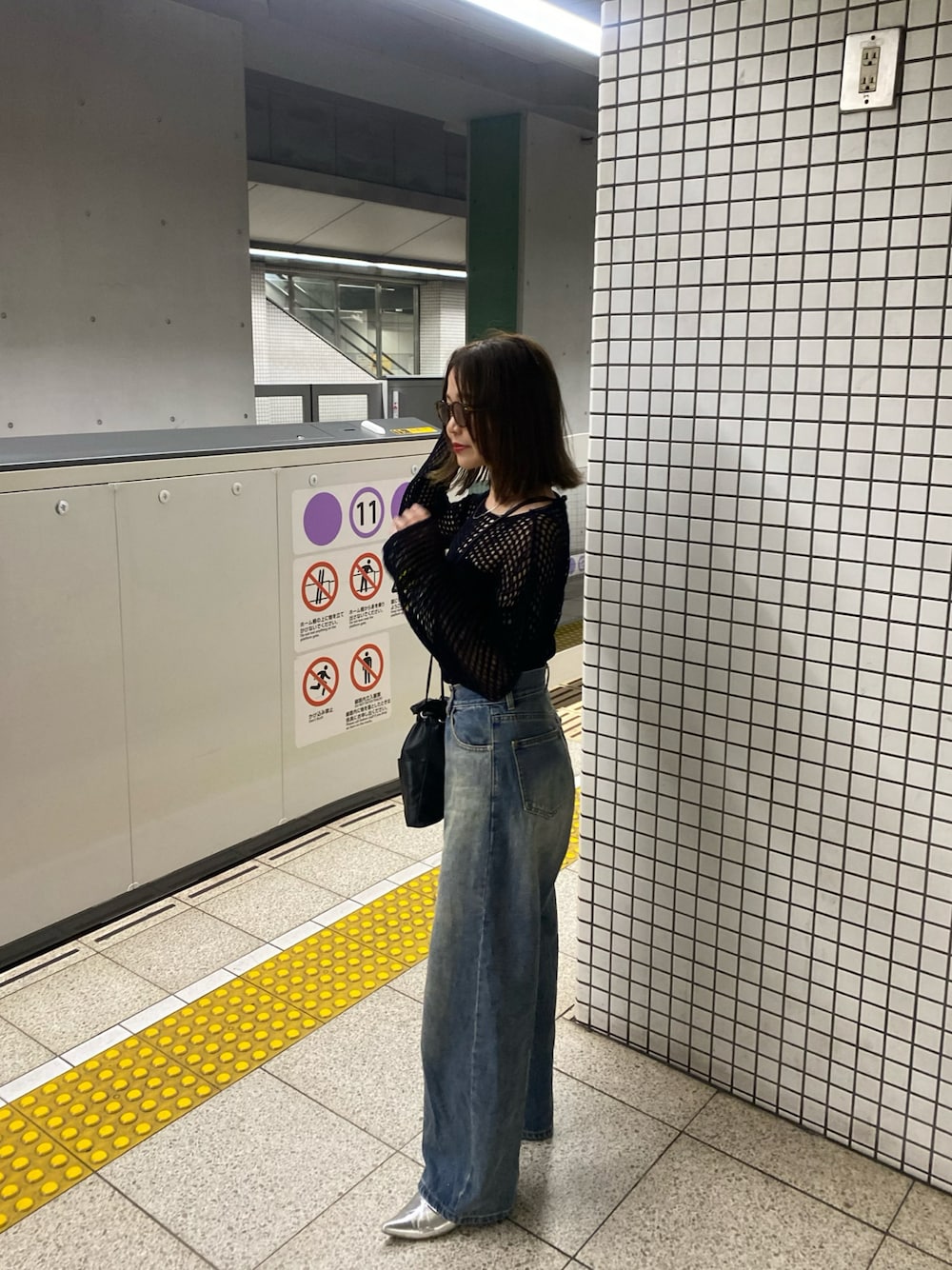 「オトナ女子、オトナカワイイ、オトナカジュアル、きれいめカジュアル、デニム、デニムパンツ、デニムコーデ、低身長、低身長コーデ、メッシュ、シンプルスタイル、骨格ウェーブ、いいね、save、フォローお願いします🤑、バケットハット、ブルべ」｜「LE MOREのメッシュニット（ニット/セーター、ブラック系）」を使った、yuukiさん（レディース・153cm）の春コーディネートの1枚目の写真