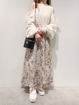 「フェザー」｜「アイテム（スニーカー）」を使った、aya_shapoさん（レディース・155cm）の秋コーディネート