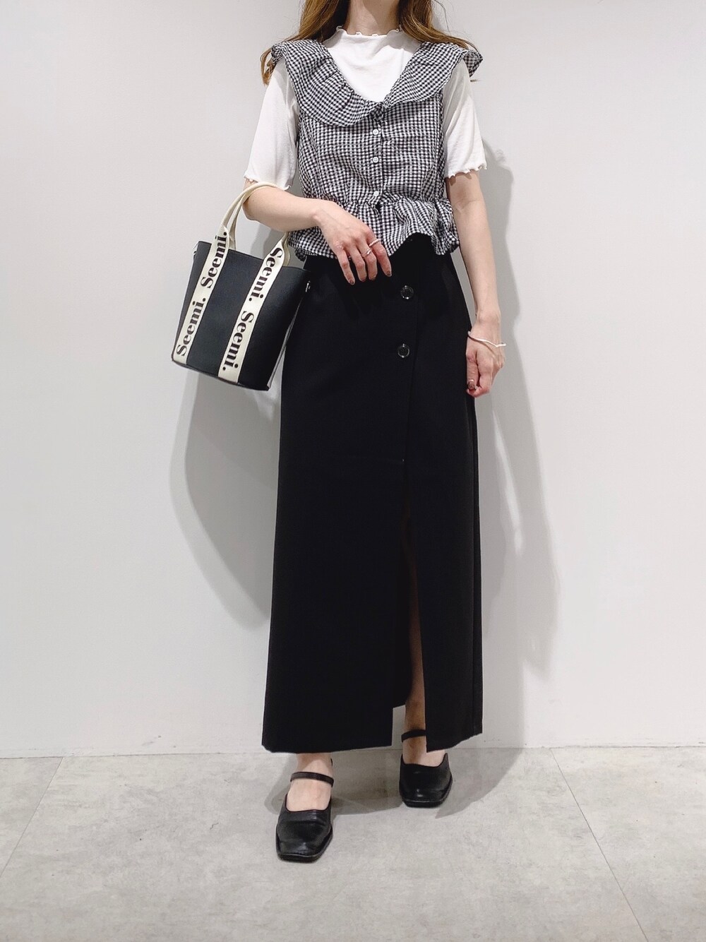 ブラック系のTシャツ/カットソー、ブラック系のスカート、ブラック系のショルダーバッグを着用したレディースの夏コーディネートの1枚目の写真