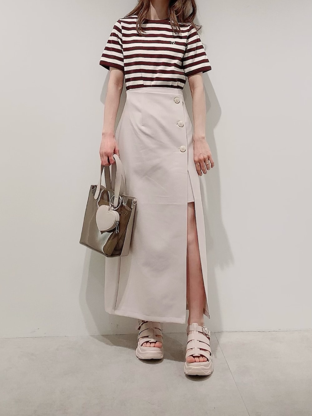 ブラウン系のTシャツ/カットソー、ホワイト系のスカート、ホワイト系のスカートを着用したレディースの春コーディネートの1枚目の写真