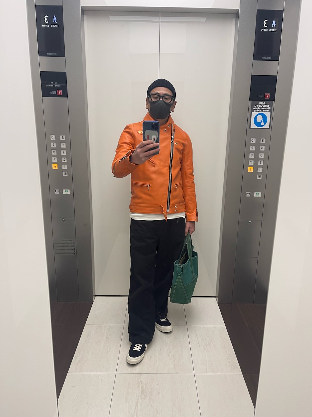 「コンバース、今日のコーデ、春服みてみて、ストリート、ライダース」｜「Lewis Leathersのアイテム（ライダースジャケット、オレンジ系）」を使った、agiraさん（メンズ・168cm）の春コーディネートの1枚目の写真