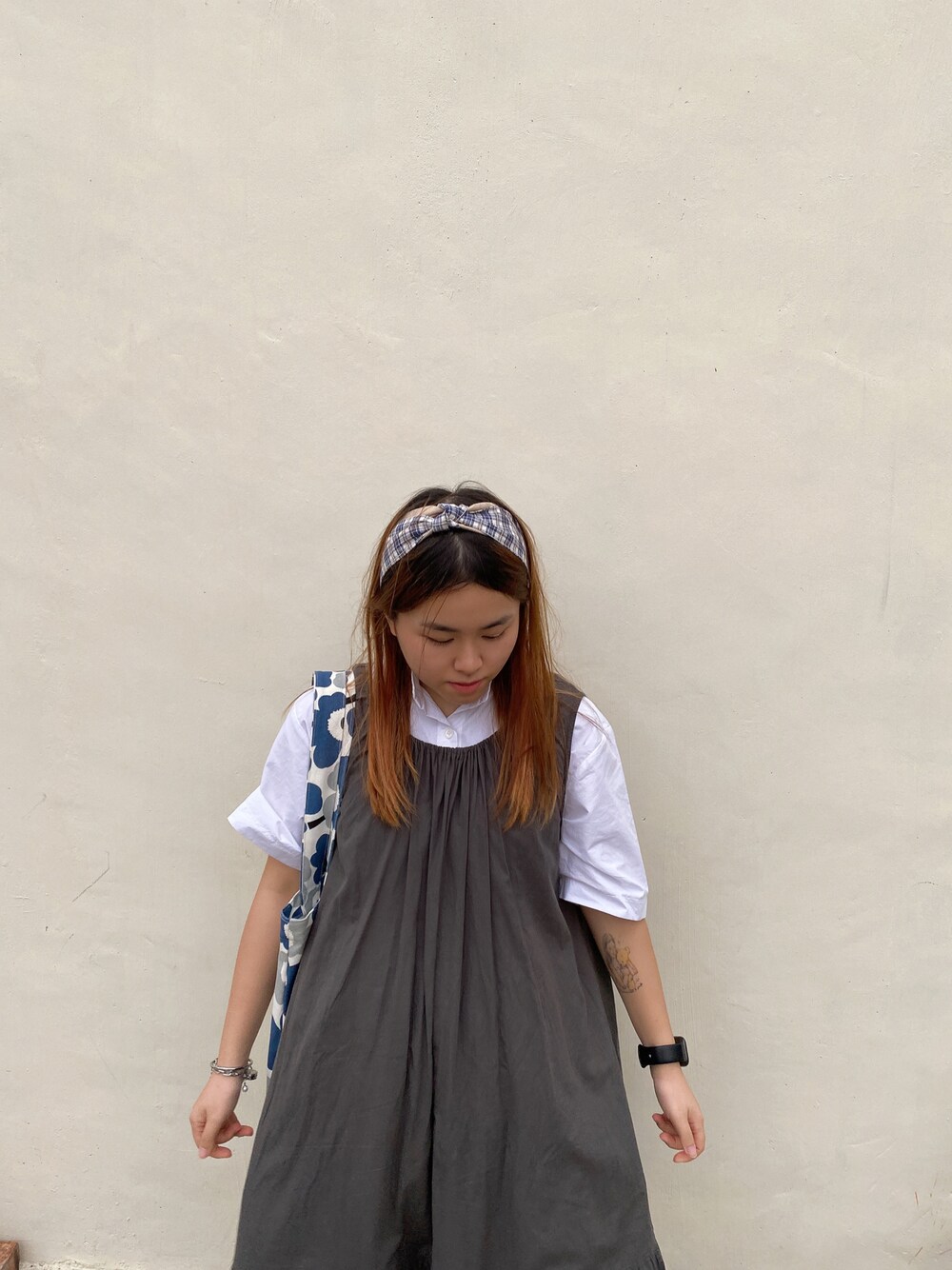 「夏、ootd、街頭穿搭、休閒、ootdhk、日系極簡、日系穿搭、日系女裝、日系ootd」｜「kiki.coのアイテム（ジャンパースカート、グレー系）」を使った、~𝒀𝒖𝒌𝒊 𝑳𝒖𝒊🍭さん（レディース・151cm）の春コーディネートの1枚目の写真