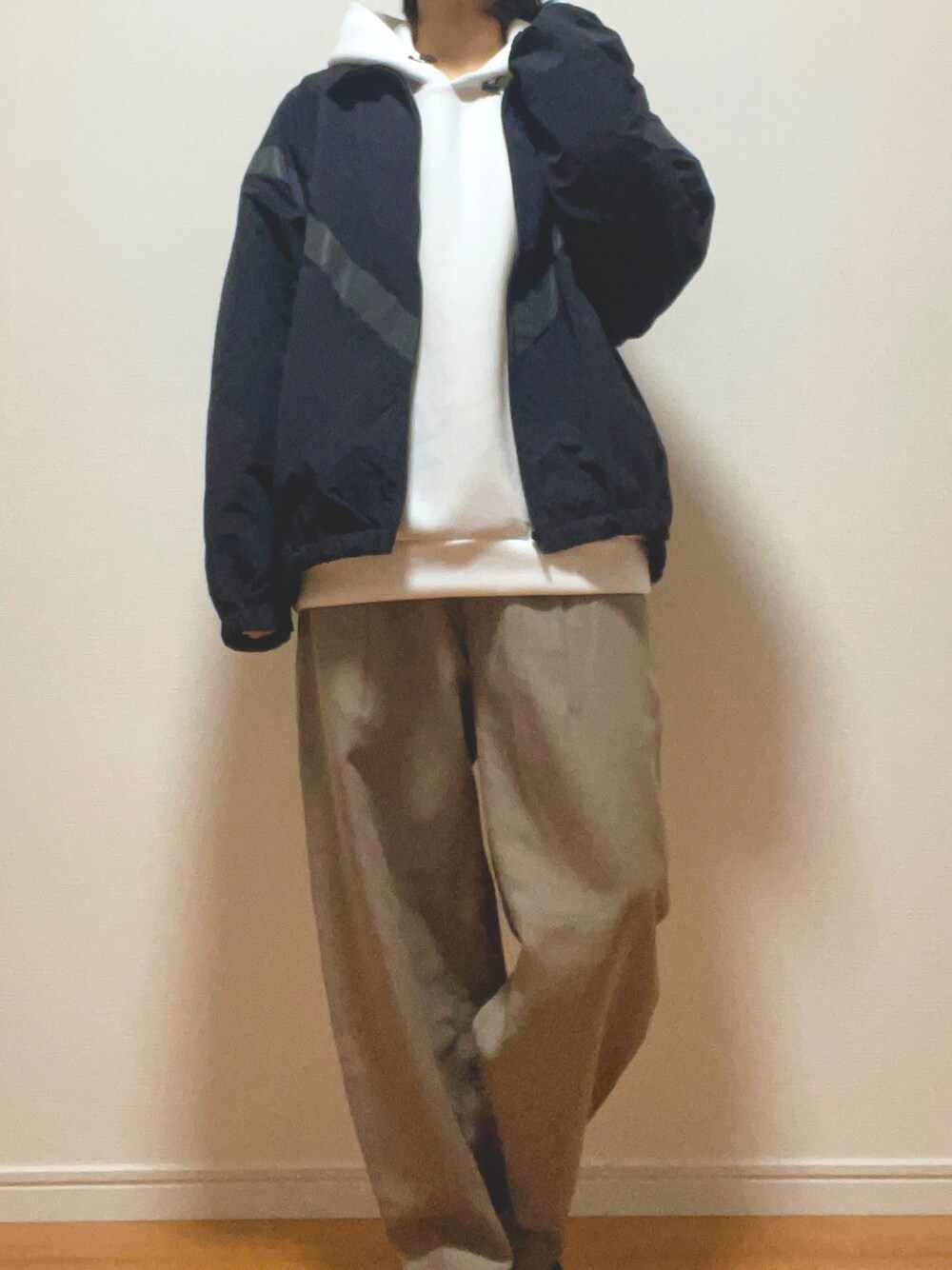 「おしゃれさんと繋がりたい、オーバーサイズ、カジュアル、シンプル、プチプラ、ブラック、ホワイト、ベージュ、パーカー、バルーンパンツ、トラックジャケット、GU、スニーカー、ストリート、シンプルコーデ」｜「GUのアイテム（その他パンツ、グリーン系）」を使った、Reiさん（メンズ・163cm）の春コーディネートの1枚目の写真