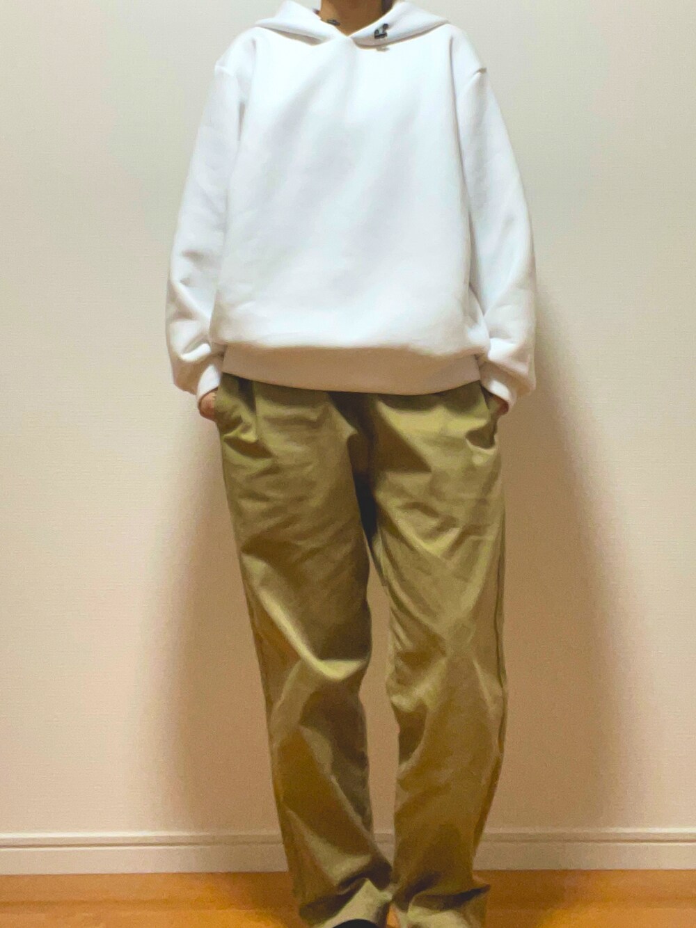 「おしゃれさんと繋がりたい、オーバーサイズ、シンプルコーデ、ゆるコーデ、カジュアル、プチプラ、GU、ベージュ、ホワイト、パーカー、シェフパンツ、スニーカー、スニーカーコーデ、ストリート」｜「GUのアイテム（パーカー、ホワイト系）」を使った、Reiさん（メンズ・163cm）の冬コーディネートの1枚目の写真