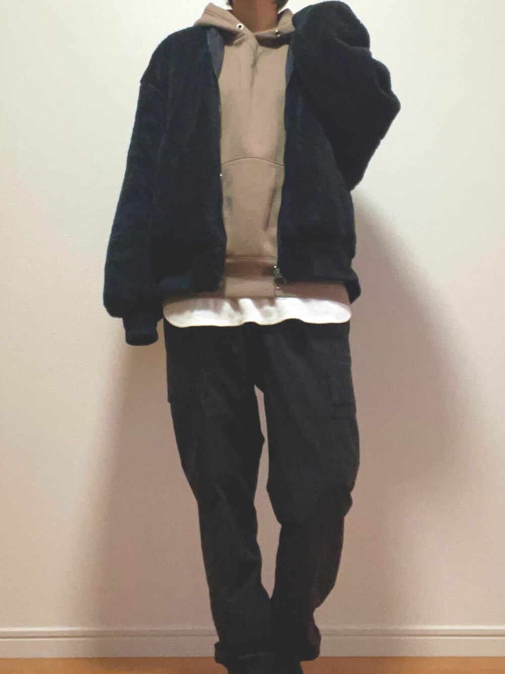 「おしゃれさんと繋がりたい、シンプル、カジュアル、オーバーサイズ、ブラウン、ブラック、ホワイト、カーゴパンツ、ボア、パーカー、レイヤードスタイル、GU、プチプラ、WEGO」｜「GUのアイテム（カーゴパンツ、ブラック系）」を使った、Reiさん（メンズ・163cm）の春コーディネートの1枚目の写真