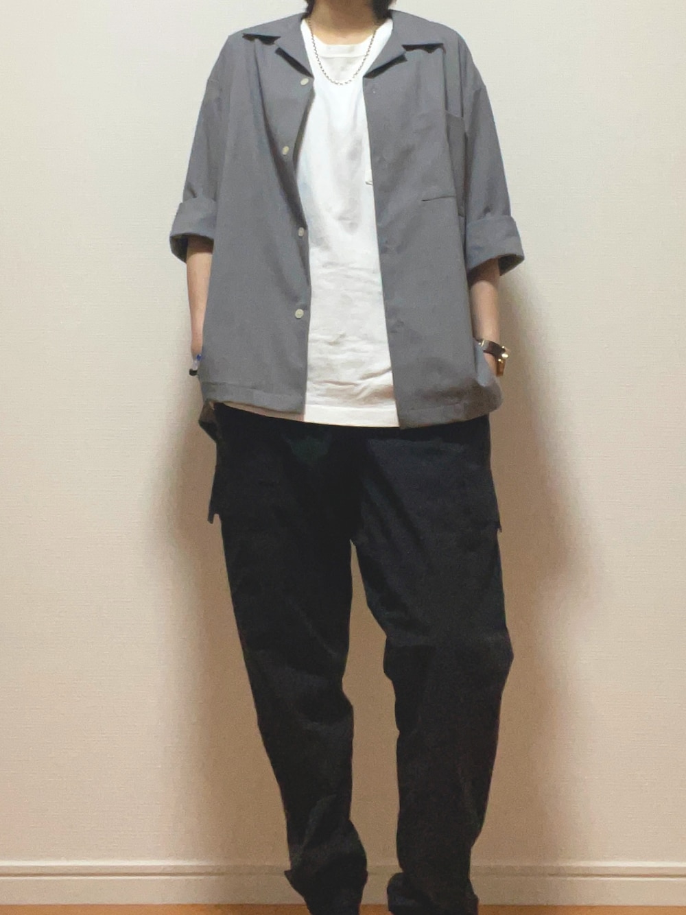 「おしゃれさんと繋がりたい、シンプル、カジュアル、プチプラ、グレー、ホワイト、ブラック、カーゴパンツ、オープンカラーシャツ、Tシャツ、GU、スニーカー、シルバーアクセサリー」｜「GUのアイテム（シャツ/ブラウス、グレー系）」を使った、Reiさん（メンズ・163cm）の夏コーディネートの1枚目の写真